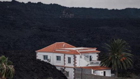 Los hermanos Santaella llevan días viendo qué le pasa a su casa, con la lava pegada a sus paredes