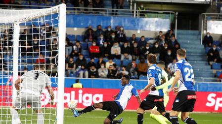 Loum empuja el balón a la red en la jugada del único tanto del encuentro