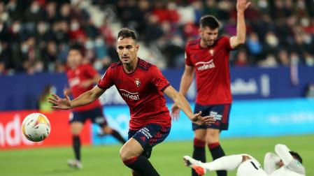 El central navarro, en una acción de su último partido contra el Granada, donde rindió a gran nivel