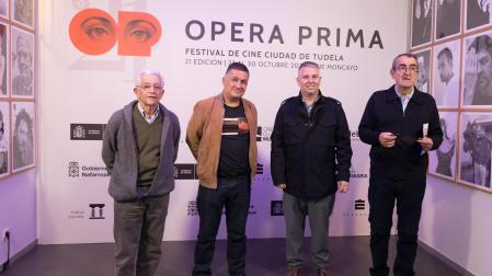 De izda. a dcha. Alfonso Verdoy (Cine Club Muskaria), Secun de la Rosa, Fernando Ferrer (edil de Tudela) y Sixto Iragui (Cine Club Muskaria)