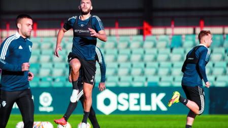 Roberto Torres, en una acción del entrenamiento de ayer en Tajonar. Rober Ibáñez y Javier Ontiveros si sitúan en ambos lados de la imagen