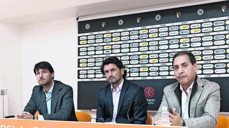 De izquierda a derecha: Javier Marco Verdejo (vicepresidente del CD Tudelano), Alejandro Ghirardi (presidente) y Víctor Vives (nuevo socio estratégico del Tudelano)