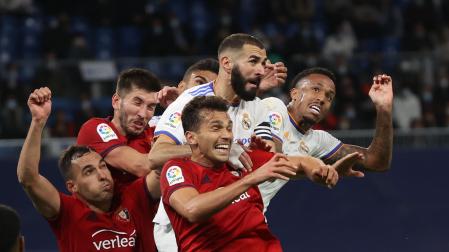 Duelo aéreo entre David García, Unai García y Torró con Militao y Benzemá