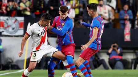Radamel Falcao pelea por el balón con Gerard Piqué y Sergio Busquets durante el encuentro