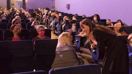 Marina Rodríguez Colás -a la dcha.-, en el Cine Moncayo