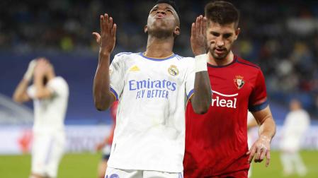 SVinicius se lamenta tras fallar una ocasión con David García en segundo plano