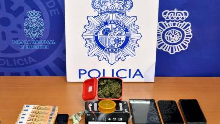 Además de la sustancia estupefaciente aprehendida, se intervinieron 7 móviles y dinero en metálico fraccionado ,además de útiles para pesar y preparar la droga