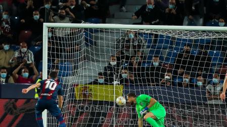 Enis Bardhi bate a Jan Oblak por segunda vez desde los once metros en el empate a dos definitivo