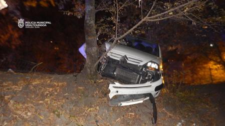 El coche impactó contra un árbol tras salirse de la carretera.