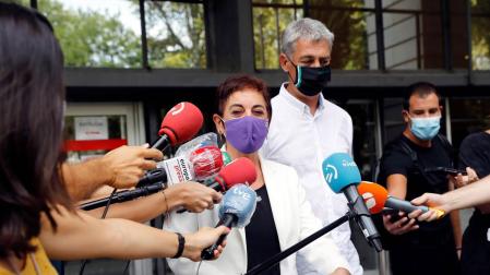 La portavoz parlamentaria de EH Bildu, Mertxe Aizpurua, en declaraciones a los medios en una fotografía de archivo