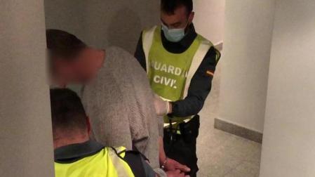 Momento en el que la Guardia Civil detiene al acusado de matar al niño en Lardero