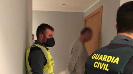 Momento en el que la Guardia Civil detiene al acusado de asesinar a un niño de 9 años en Lardero