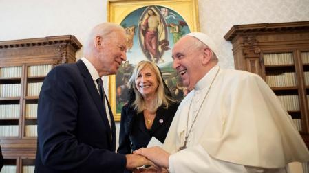 Joe Biden y el papa Francisco, en su encuentro este viernes.