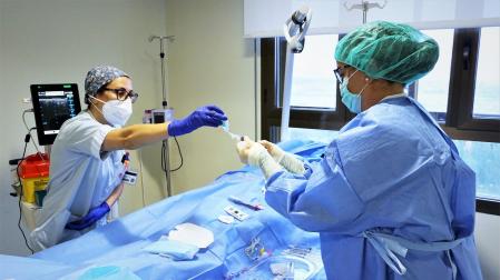 Profesionales de la nueva Unidad de Terapia Intravenosa del Hospital Reina Sofía de Tudela preparan una intervención