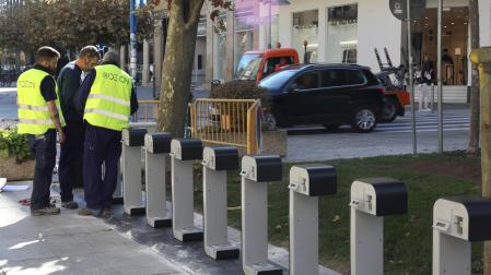 Los operarios siguen instalando las diferentes bases
