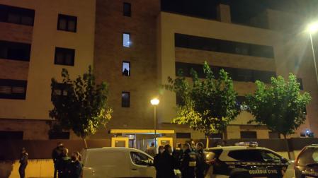 Agentes de la Guardia Civil en el lugar donde han detenido al presunto asesino