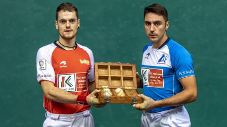 Unai Laso y Peio Etxeberria posan con las cuatro pelotas que pondrán en juego hoy en la semifinal del Cuatro y Medio