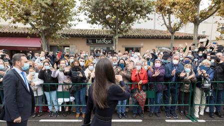 La Reina Letizia saluda a las numerosas personas que se agolparon en las vallas ubicadas frente al Cine Moncayo para recibirla a su llegada al Barrio de Lourdes.