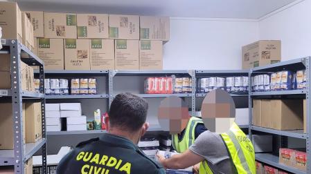 Agentes de la Guardia Civil almacenan los alimentos