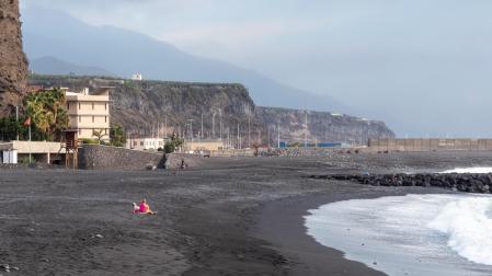 Vista del núcleo turístico de El Puerto, en Tazacorte, presenta un vacío de afluencia de turistas debido a la erupción del volcán de Cumbre Vieja