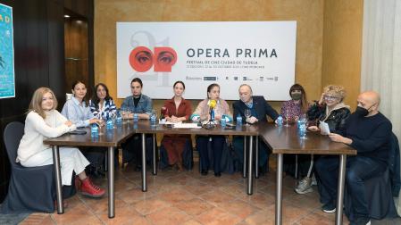 De izquierda a derecha los miembros del jurado del Ópera Prima, este sábado: Pepa Fernández, Irene Escolar, Marta García, Marta Medina, Elena Rivera, Mónica Randall, Fernando Méndez, Rozalén, Esther García y Luis Alegre