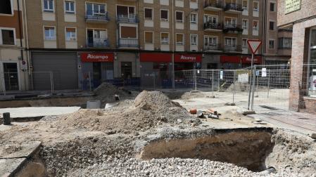Imagen de las obras en el barrio, con socavones para reparar la red de saneamiento