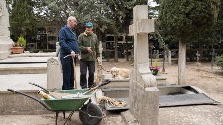 Evaristo Martínez Andrés y su ayudante, José Luis Pérez Jarauta, junto a su perro, Gerson