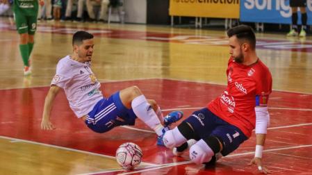 El portero de Osasuna Magna Asier Llamas sale para frenar el ataque de Dian Luka