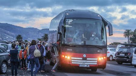 Cientos de personas se desplazan en los autobuses que las autoridades de La Palma han dispuesto para acceder hasta la zona del volcán