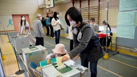 Una mujer vota en las elecciones legislativas japonesas