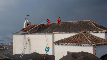 Efectivos de la UME y del Ejército de Tierra durante las tareas de limpieza de la ceniza residual de la colada sur tras la erupción del volcán Cumbre Vieja