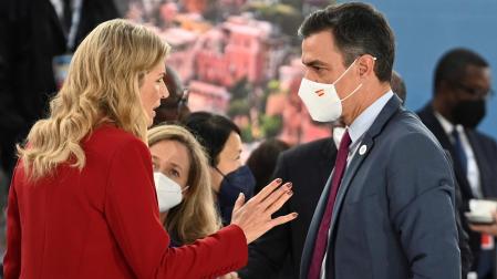 El presidente del Gobierno, Pedro Sánchez, y la vicepresidenta primera del Gobierno y ministra de Economía, Nadia Calviño, durante la Cumbre del G20