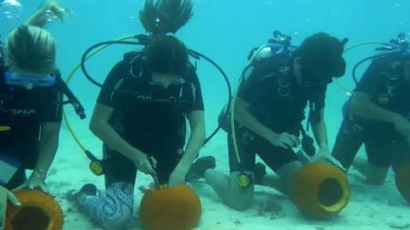 Un grupo de buzos en Florida celebra Halloween bajo el agua