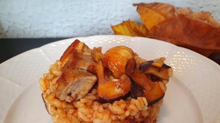 Arroz con costillas de cerdo, setas y castañas