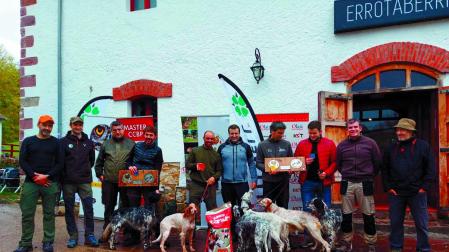 Perros clasificados en la jornada del domingo, con sus propietarios, jueces del concurso y organizadores, en Garralda