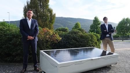 Los CEO de Solartia e IED Electronics, Emilio Mendívil e Íñigo Ayerra, posan junto al generador solar ARCA que han diseñado.