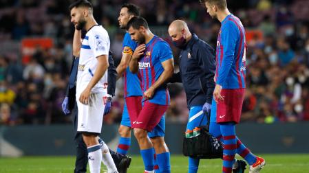 Agüero abandona el terreno de juego durante el duelo frente al Alavés
