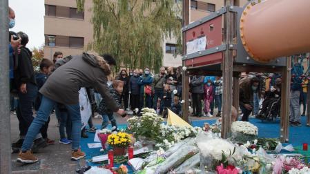 Flores en homenaje al niño asesinado en Lardero
