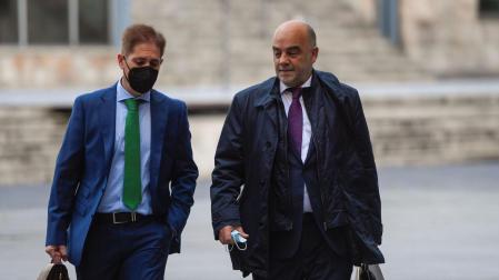Adrián Fernandez, abogado de la defensa, y Fernando Barutell, abogado de la esposa de uno de los sicarios del caso, a su llegada a la Audiencia Provincial de Oviedo