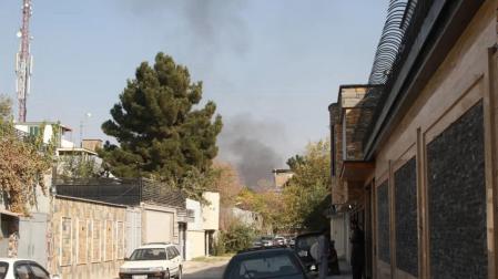 Columnas de humo tras las explosiones en el hospital militar de Kabul