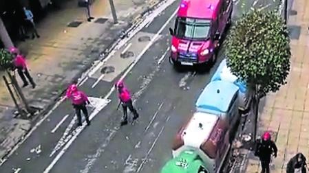 Captura de uno de los vídeos que captaron la intervención de Policía Foral en la mañana del lunes, tras la noche de Halloween en Estella.