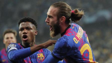 Ansu Fati y Mingueza celebran el único gol del partido