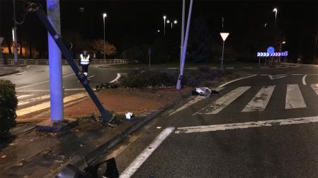 Restos de la salida de vía en la avenida de Navarra, lugar del que el conductor se dio a la fuga olvidando una de las matrículas del automóvil