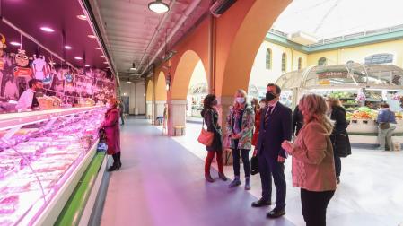 El consejero Irujo y la directora generala Maitane Ezkutari en las instalaciones del mercado de Santo Domingo.