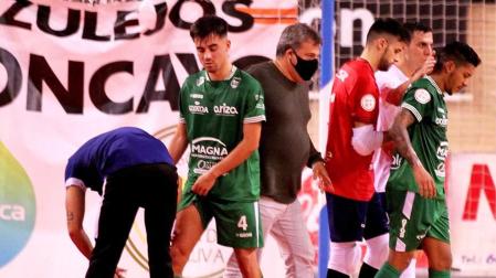 Escribano y Bynho, atendidos por los servicios médicos, en un encuentro de Osasuna Magna