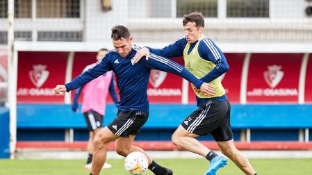 Unai García cubre el balón ante la presión del croata Ante Budimir en el entrenamiento de este miércoles