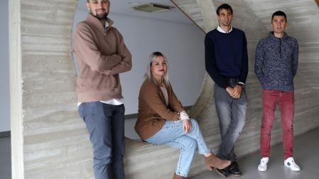 El periodista Diego Alonso, que ejerció de moderador, junto con la luchadora Aintzane Gorria, el atleta Rubén Pascual y el ciclista Óscar Rodríguez. La mesa redonda tuvo lugar en la Casa de Cultura de Burlada