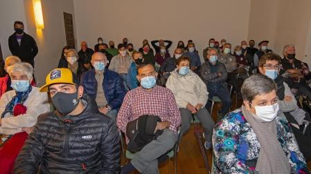 El público que acudió a la asamblea en la casa de cultura Fray Diego de Estella