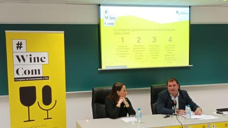 Charo Sádaba, decana de la Facultad de Comunicación de la Universidad de Navarra, y David Palacios, presidente del Consejo Regulador de la DO Navarra, en la presentación de #WineCom en Pamplona.