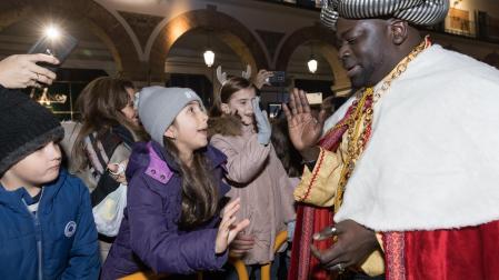 El Rey Baltasar saluda a un grupo de niños y niñas durante la última cabalgata, la de 2020